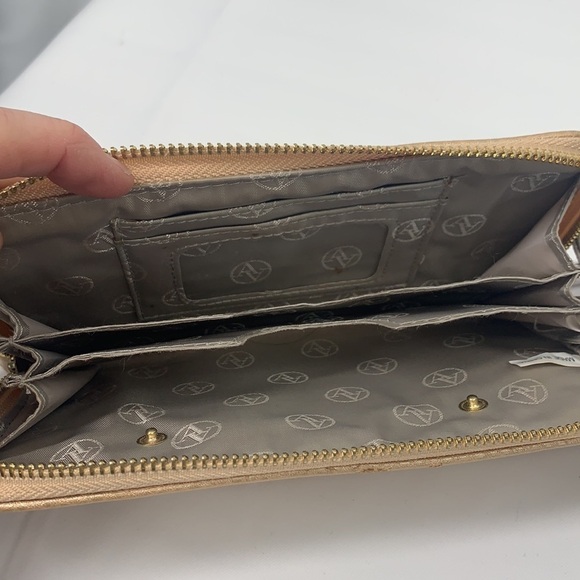 Adrienne Vittadini Phone Charging 3/4 Zip Accordion Wallet-Gold Vegan Leather - Picture 8 of 11